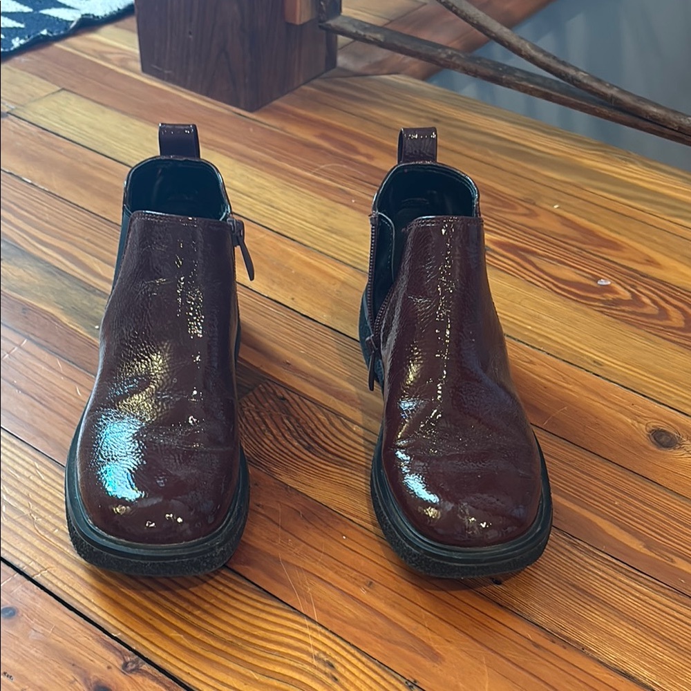 JELLISA PATENT CHELSEA BOOT IN BURGUNDY PATENT